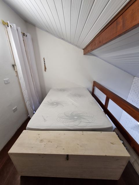 Quarto no mezanino com cama de casal