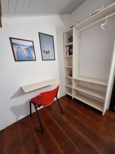 Espaço de trabalho com mesa e cadeira no mezanino